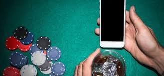 Pengguna menikmati akses mobile browsing yang lancar di platform hiburan digital